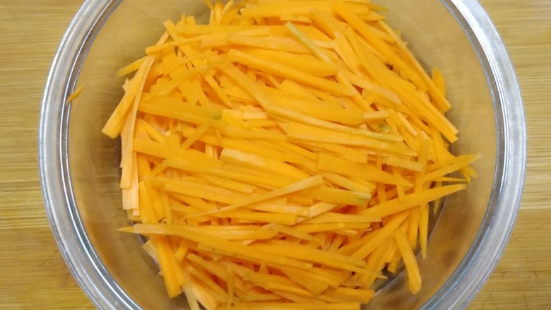 夏日凉爽凉拌菜——腐竹花生米,捞出用凉水冲几遍降温,沥干。