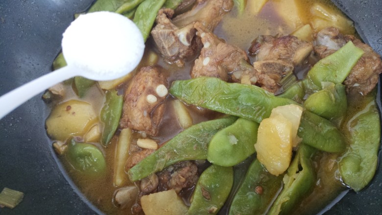 排骨土豆炖豆角,炖至快熟的时候,加一勺盐,再炖5分钟即可