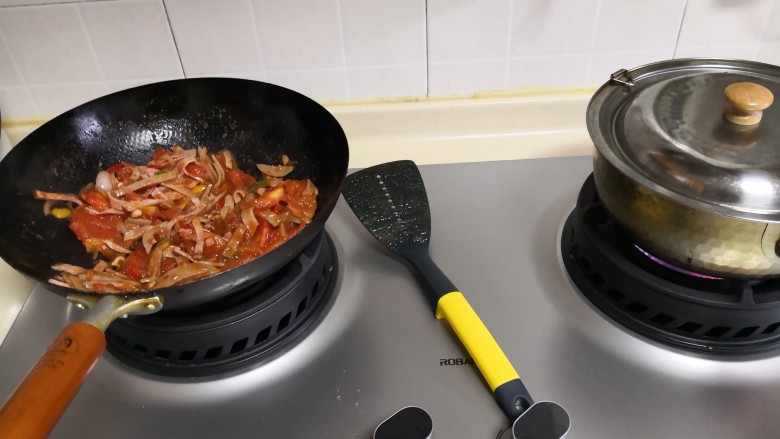 扁尖蕃茄土豆汤,旁边的汤锅开锅后,加入炒过的食材。