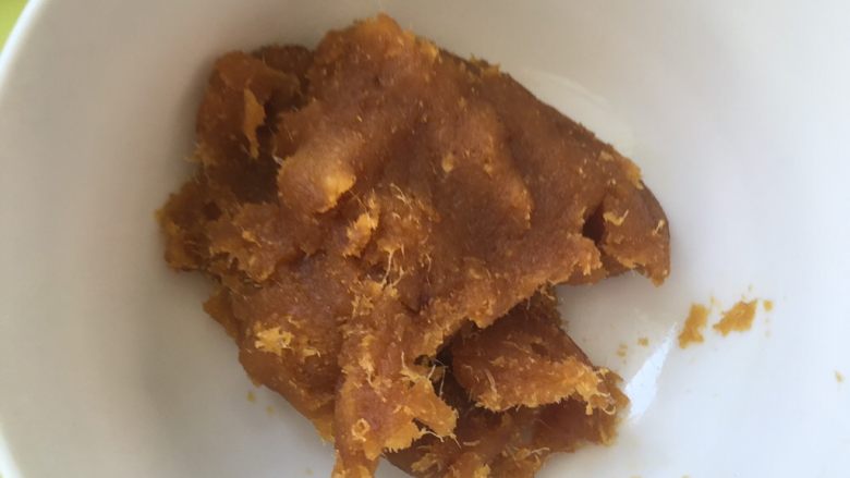 黑凤梨(喜欢你),将凤梨馅炒干,能够成团即可,取出降温