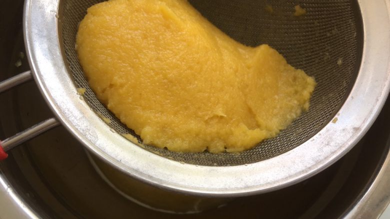 黑凤梨(喜欢你),过滤掉菠萝汁,留下果肉部分,菠萝汁也别丢掉,冷藏后很好喝