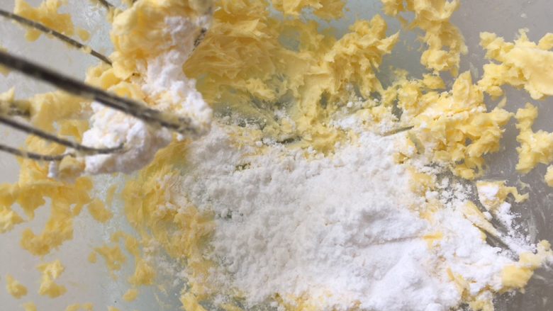黑凤梨(喜欢你),加入糖粉搅拌均匀,无糖粉颗粒