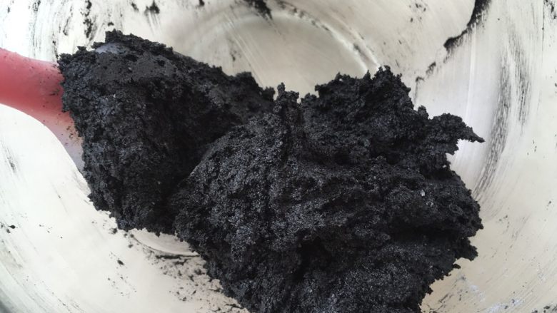 黑凤梨(喜欢你),用刮棒切拌均匀,无面粉颗粒