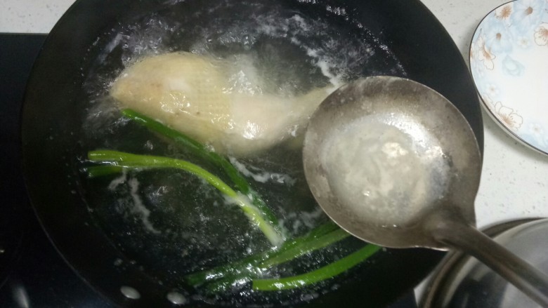 五彩拌火龙果手擀面,转中火煮25分钟,捞出用清水洗净。