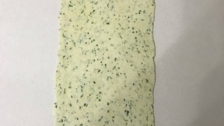 香葱芝麻饼干,擀成长方形,厚度在2毫米。