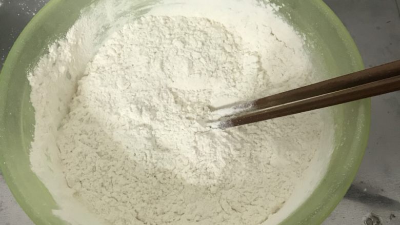 香葱芝麻饼干,把所有粉类一起放入盆里,用筷子搅拌均匀。