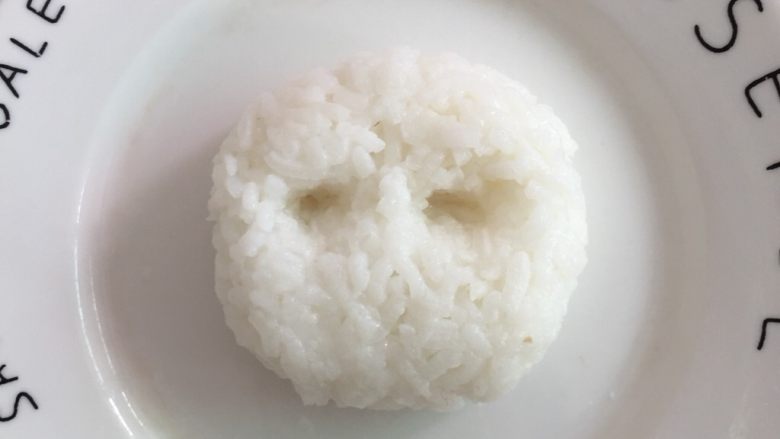 小狗肉松饭,<a style='color:red;display:inline-block;' href='/shicai/ 507'>米饭</a>整成圆形,戳两个洞。
