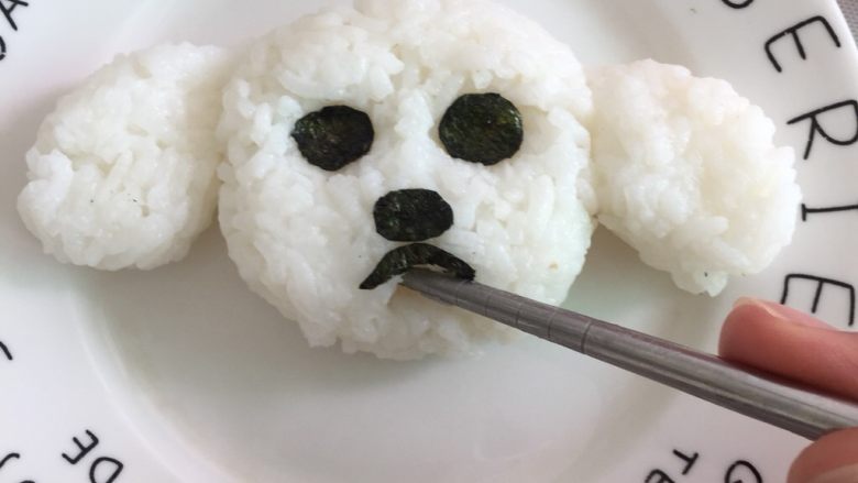 小狗肉松饭,嘴巴下方用筷子按一下(方便塞入舌头)。