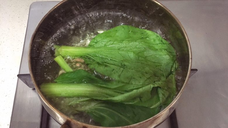 宝宝辅食12M➕:玉米虾仁意面,<a style='color:red;display:inline-block;' href='/shicai/ 3517'>青菜</a>绰水一分钟后淋干水分剁碎