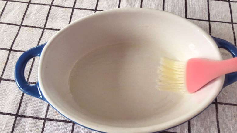宝宝辅食12M➕:玉米虾仁意面,取一个容器,底部薄薄刷上一层核桃油