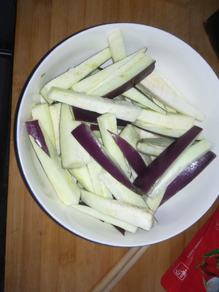 鱼香茄子,<a style='color:red;display:inline-block;' href='/shicai/ 58'>茄子</a>洗净，茄条撒盐腌一下