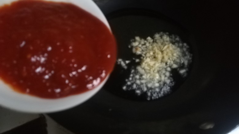 鱼香茄子,锅中放入适量油下蒜末爆香，加入<a style='color:red;display:inline-block;' href='/shicai/ 814'>蒜蓉辣酱</a>，豆瓣酱