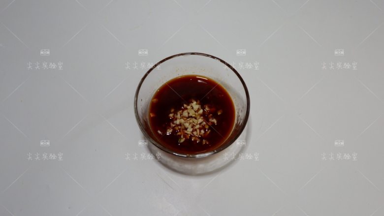 茄汁素排骨,蒜末，<a style='color:red;display:inline-block;' href='/shicai/ 699'>番茄酱</a>，<a style='color:red;display:inline-block;' href='/shicai/ 788'>生抽</a>，<a style='color:red;display:inline-block;' href='/shicai/ 3729'>白糖</a>，加入少许清水调成酱汁