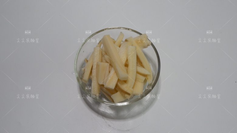茄汁素排骨,<a style='color:red;display:inline-block;' href='/shicai/ 2662'>藕</a>去皮洗净,切成粗条
