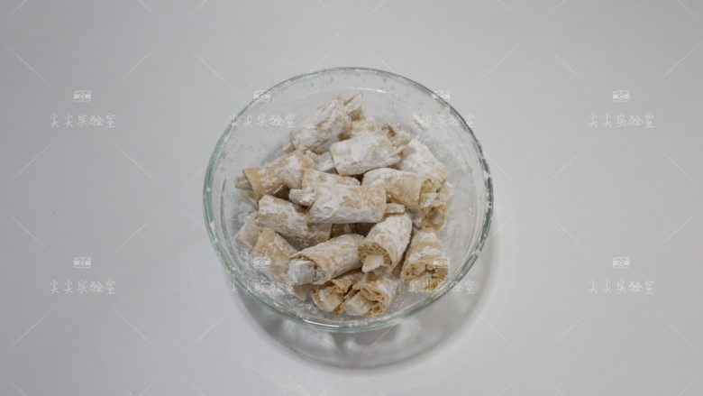 茄汁素排骨,用手抓匀,使每个素排骨上都包裹上干粉
