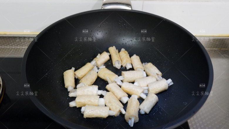 茄汁素排骨,煎炒至干燥微焦,2分钟左右就可以了