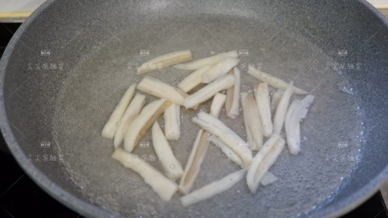 茄汁素排骨,锅中煮开水,下藕条焯水,断生立刻捞出即可,不要煮成软藕了哦