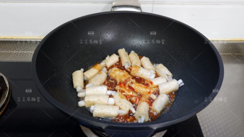 茄汁素排骨,倒入酱汁翻炒均匀