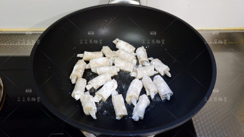 茄汁素排骨,起锅热油,加入素排骨用中小火煎炒