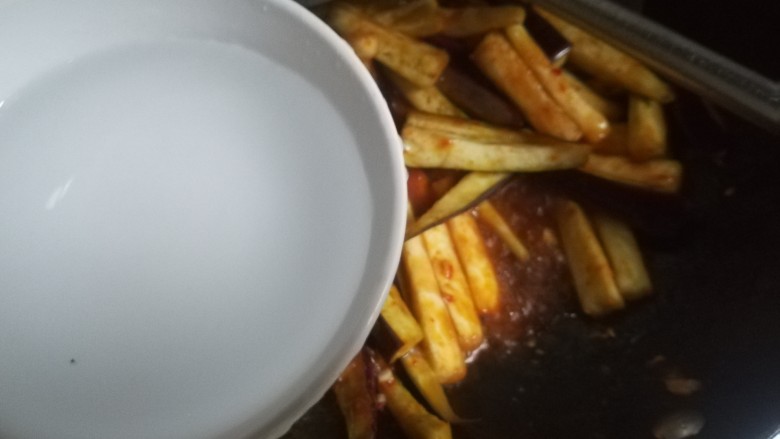 鱼香茄子,倒入少许水