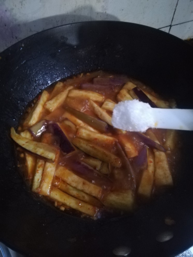 鱼香茄子,茄子变软加入<a style='color:red;display:inline-block;' href='/shicai/ 10588'>糖</a>