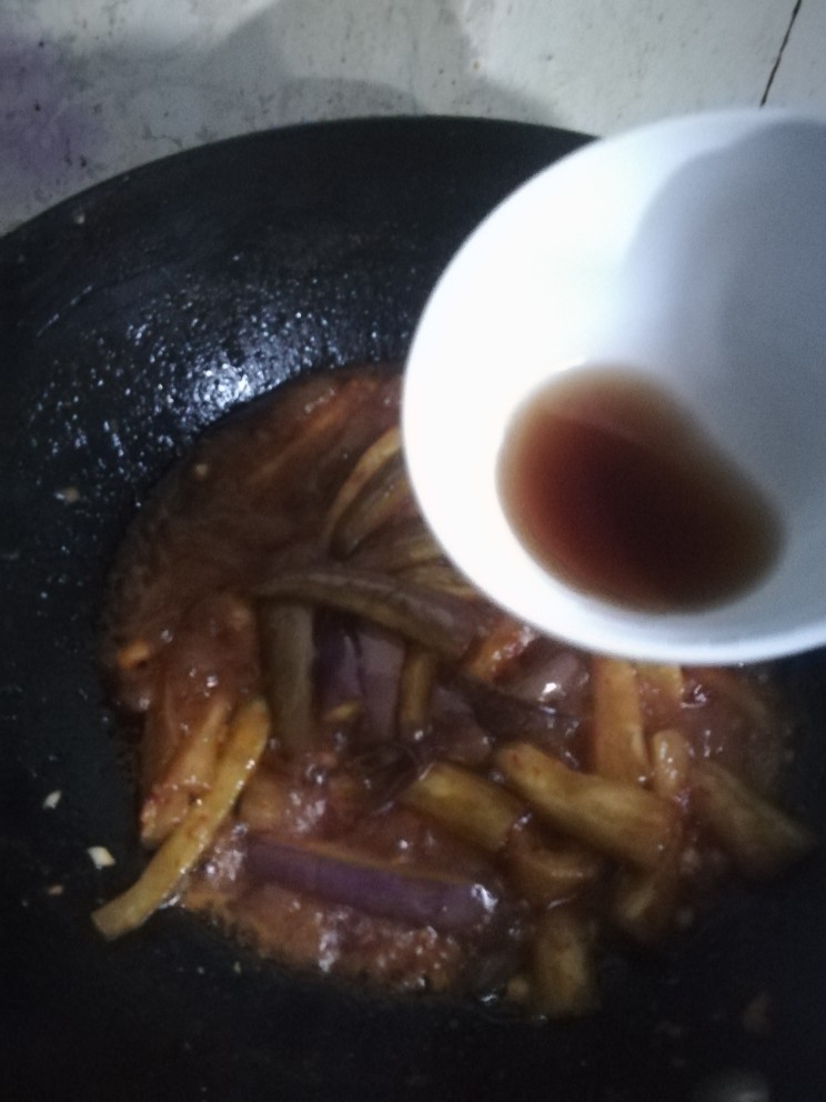 鱼香茄子,加入醋