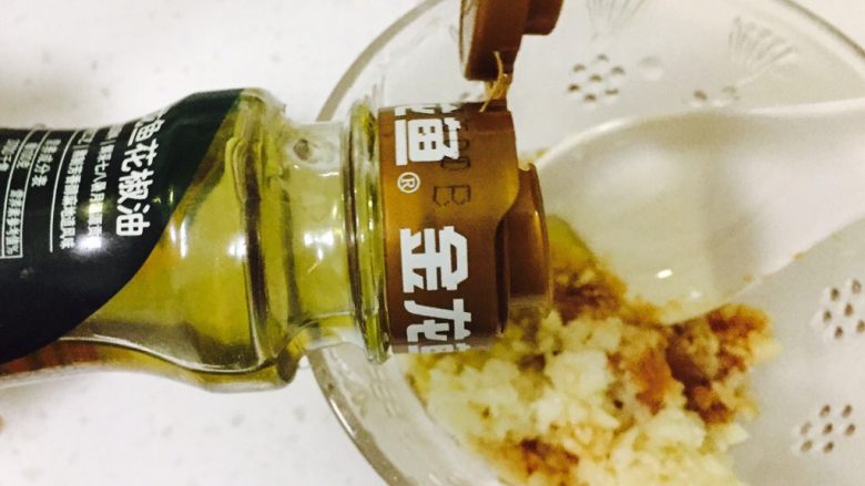 富贵花开虾,调味。加入盐,酱油,花椒油和少量香醋