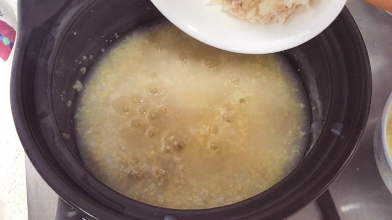 辅食:山药肉末二米粥,再加入山药泥,搅拌均匀后小火焖煮五分钟