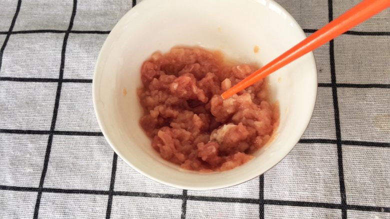 辅食:山药肉末二米粥,<a style='color:red;display:inline-block;' href='/shicai/ 4430'>里脊肉</a>剁碎成肉末,放到碗里,加少许清水,搅拌稀释一下。(加水稀释主要为了防止瘦肉放到热锅的时候突然受热成为肉饼,可以保证肉末还是颗粒状)