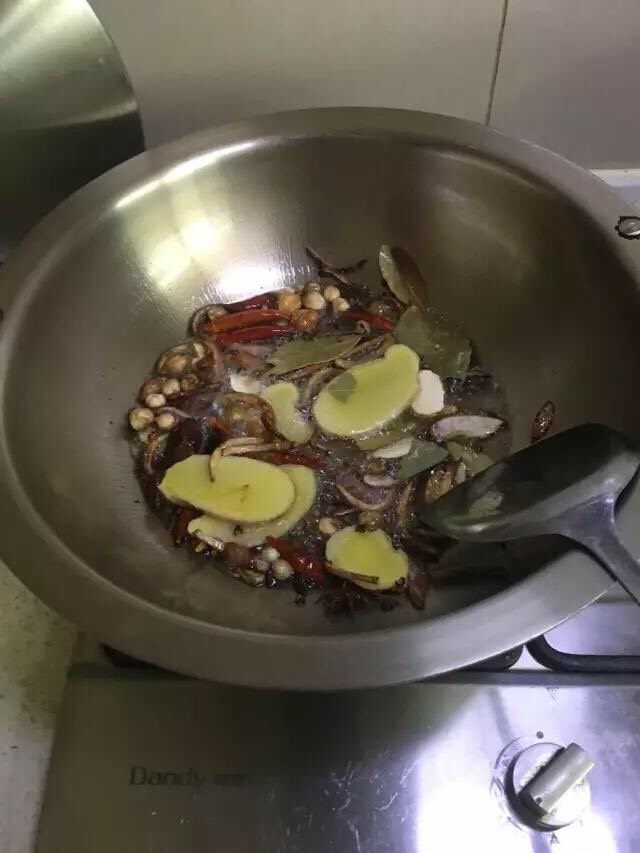 啤酒麻辣小龙虾,生姜稍炸,将各种香料和干辣椒一起放进油锅。