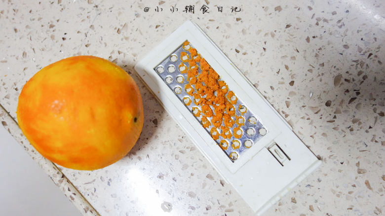 橙香无油无糖磨牙棒,用这个擦子把橙子最外层皮擦下来,不要擦到白色的部分会有苦味