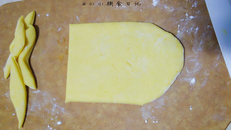 橙香无油无糖磨牙棒,将面团擀成0.5cm的面片,
