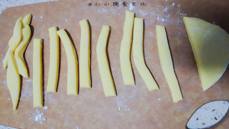 橙香无油无糖磨牙棒,将面团切成一条条,我切得有点细 可以略粗一点,这样孩子不容易咬断