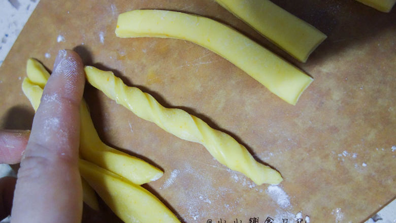 橙香无油无糖磨牙棒, 将面条扭一扭,头尾用手将面团整圆润一点,这样烤好以后不容易弄伤孩子的嘴巴