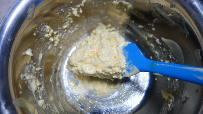 8个月以上辅食蛋黄溶豆,最后碾压一下,以免有奶粉颗粒存在
