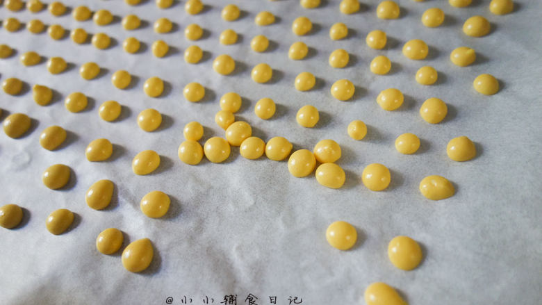 8个月以上辅食蛋黄溶豆, 烤熟的溶豆是不粘油纸的 很容易拿下来