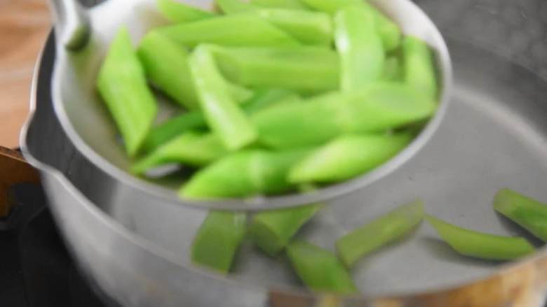 芥蓝炒腊肉—芥蓝清脆爽口,腊肉越嚼越香,水再开捞出备用。