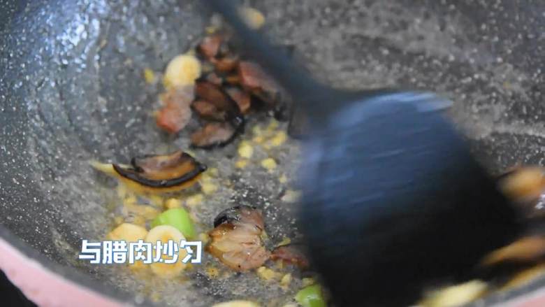 芥蓝炒腊肉—芥蓝清脆爽口,腊肉越嚼越香,与腊肉炒匀。
