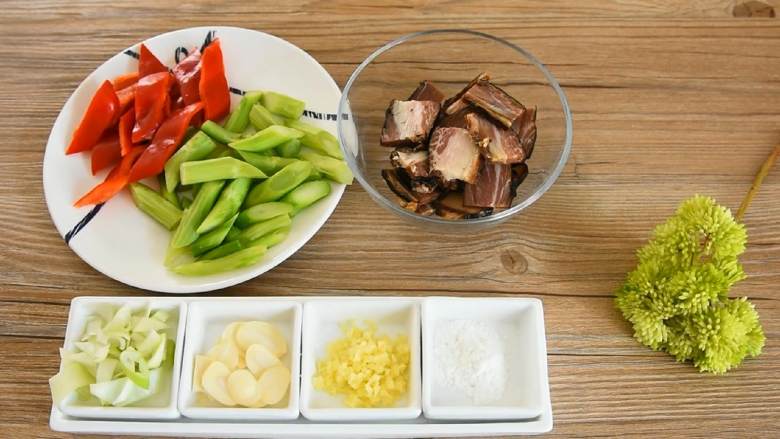 芥蓝炒腊肉—芥蓝清脆爽口,腊肉越嚼越香, ·食材·
【主料】芥蓝 300克|腊肉 150克
【辅料】:红椒 1颗|水淀粉 1勺|葱姜蒜 适量|糖 1勺|鸡精 1勺|水淀粉 1勺