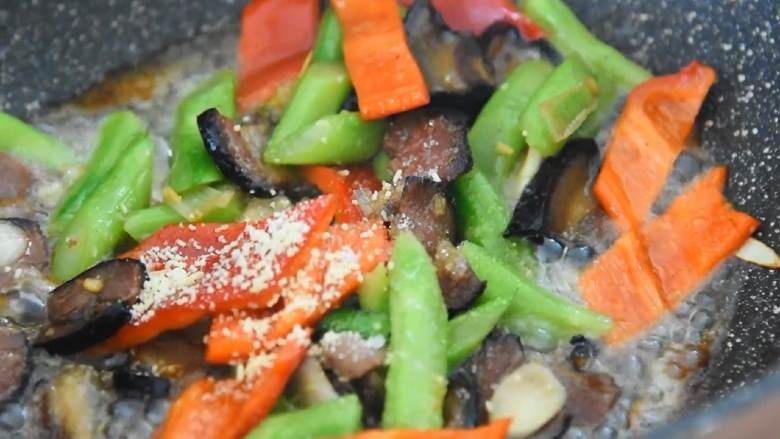 芥蓝炒腊肉—芥蓝清脆爽口,腊肉越嚼越香,加入1勺糖、1勺鸡精、1勺水淀粉,炒匀即可。
