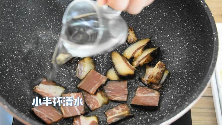 芥蓝炒腊肉—芥蓝清脆爽口,腊肉越嚼越香,倒入小半杯清水,炒出腊肉的盐分。