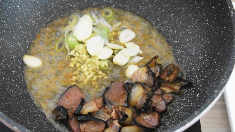 芥蓝炒腊肉—芥蓝清脆爽口,腊肉越嚼越香,腊肉推至锅边,入葱花、姜末、蒜片,大火炒香。