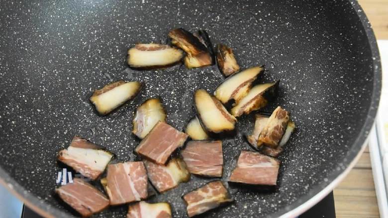 芥蓝炒腊肉—芥蓝清脆爽口,腊肉越嚼越香,热锅冷油,入腊肉翻炒。