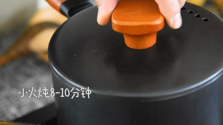 桂圆红枣鸡蛋糖水—一碗暖心又暖胃,尤其适合女生的糖水,小火炖8-10分钟。