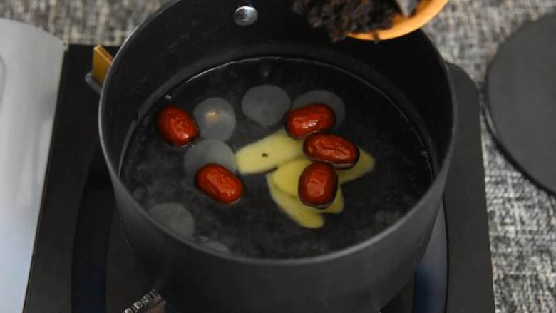 桂圆红枣鸡蛋糖水—一碗暖心又暖胃,尤其适合女生的糖水,桂圆去壳后倒入锅中。
放入红枣、姜片、红糖,搅拌均匀。