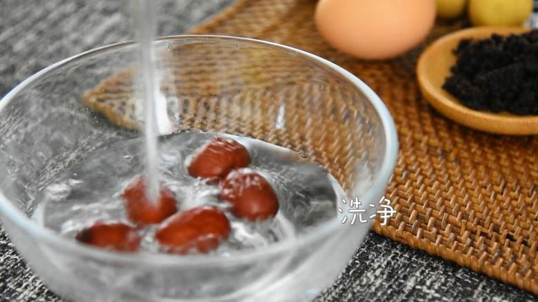 桂圆红枣鸡蛋糖水—一碗暖心又暖胃,尤其适合女生的糖水,红枣凉水洗净。