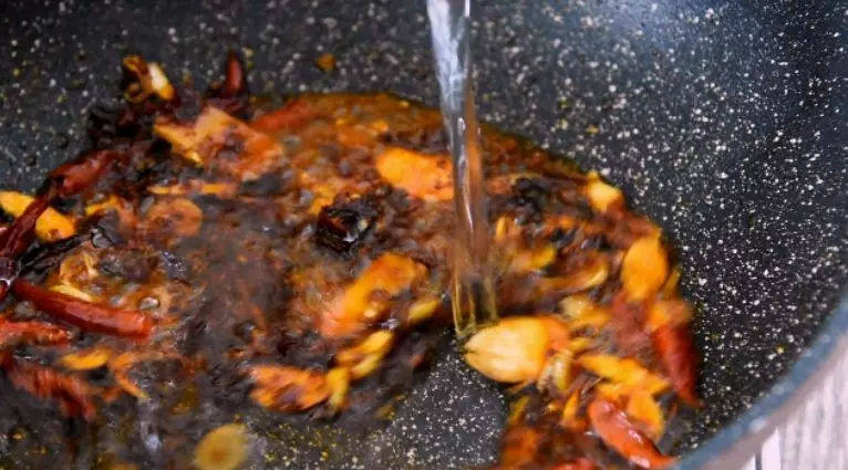 家常快手香辣虾 麻辣鲜香,加入少许清水,炒匀