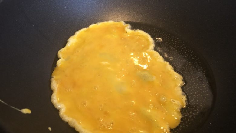 低脂晚餐之农家丝瓜煲,下鸭蛋。转动锅子,待鸭蛋凝固后盛出。锅内留下的油可以炒后续步骤里的料。