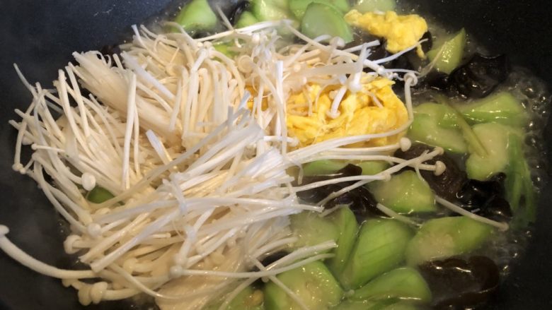 低脂晚餐之农家丝瓜煲,开盖加入鸭蛋和金针菇,翻炒均匀。加盖再次煮开。