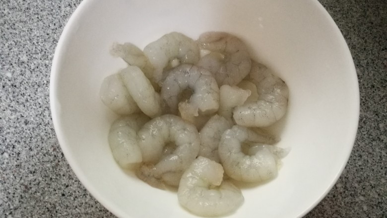 软炸虾仁,虾仁自然解冻,挑去虾线